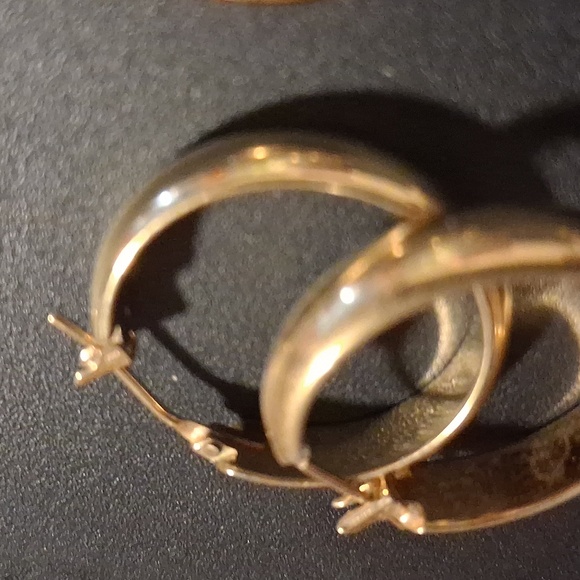 Beautiful Well Made Vintage Gold Hoop and Drop Earrings Set. - Picture 6 of 8